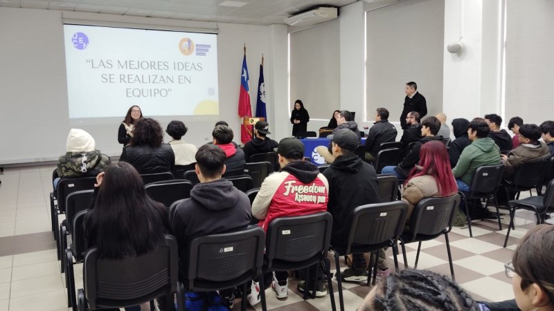 Estudiantes de primer año de Ingeniería Civil en Obras Civiles e Ingeniería en Construcción participan de taller dictado por la UASE