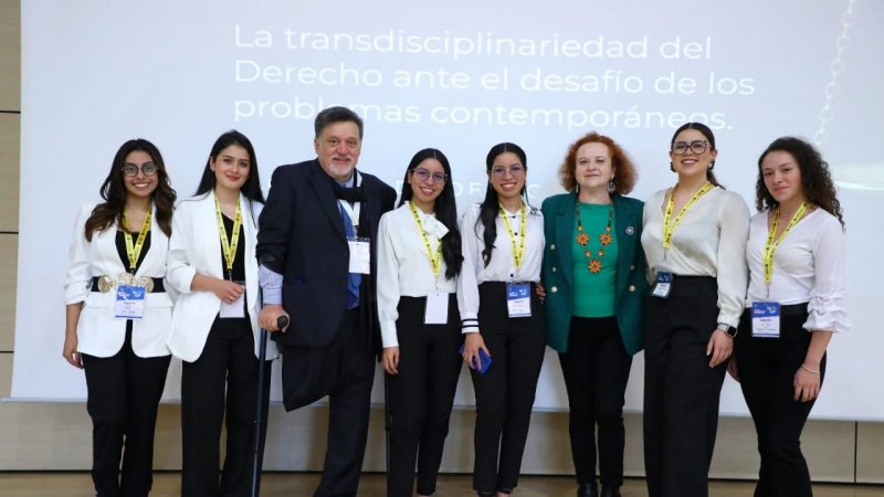 Directora de Derecho Público expuso en Colombia