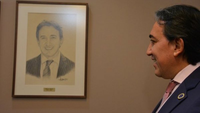 Ex Decano Emilio Oñate Vera se suma a la Sala de los Retratos de la FACDEH