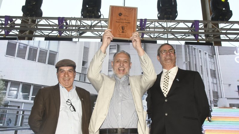 Profesor Miguel García es reconocido como el Mejor Vocero 2024 de la Facultad de Ingeniería y Arquitectura