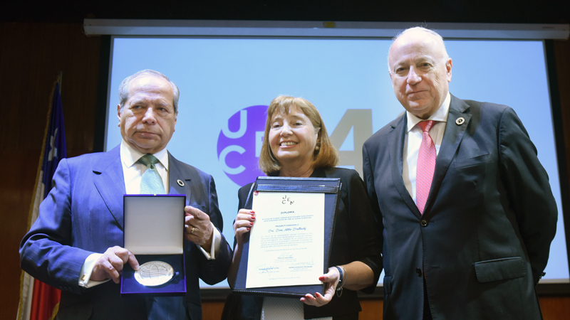 U. Central celebró 42 años de historia y reconoció a la Dra. Dora Altbir con la «Medalla Fundadores 2024»