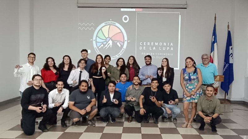 Estudiantes de Geología son investidos en celebración del Día de la Lupa