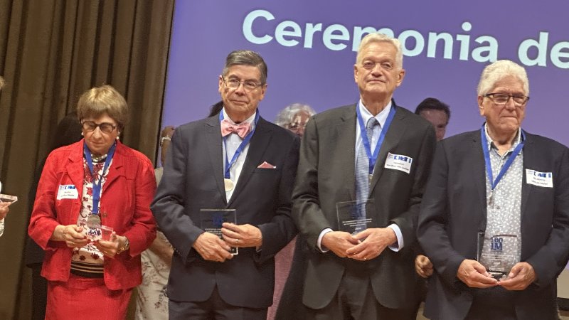 Luis Riveros, Decano de la FEGOC, participó de la ceremonia de premiación de “100 líderes mayores”