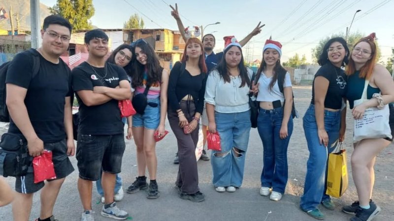 Una Navidad diferente: Voluntarios de la U. Central llevan alegría al Campamento Dignidad