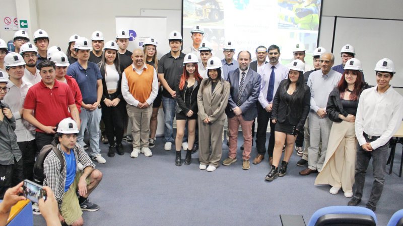 Ceremonia de Entrega de Cascos: Un hito para los estudiantes de Ingeniería Civil en Minas de la Universidad Central