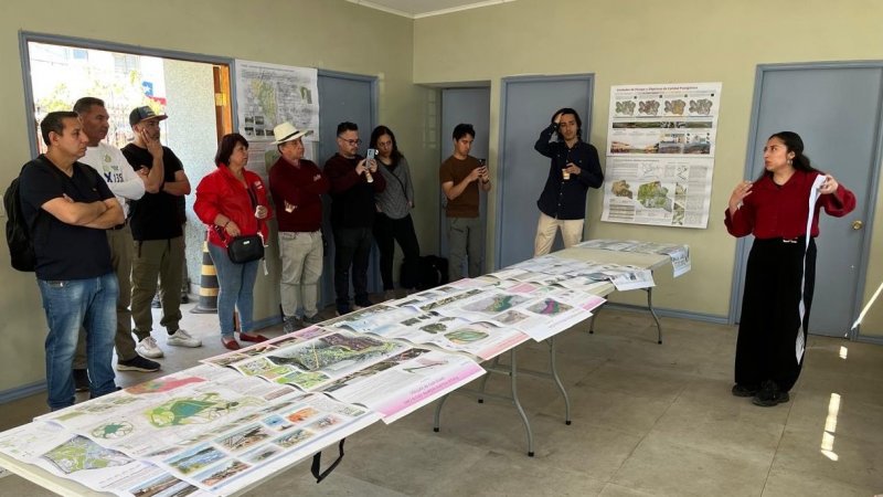 Estudiantes de Arquitectura del Paisaje exponen sus trabajo sobre Humedal de Quilicura a la comunidad de vecinos